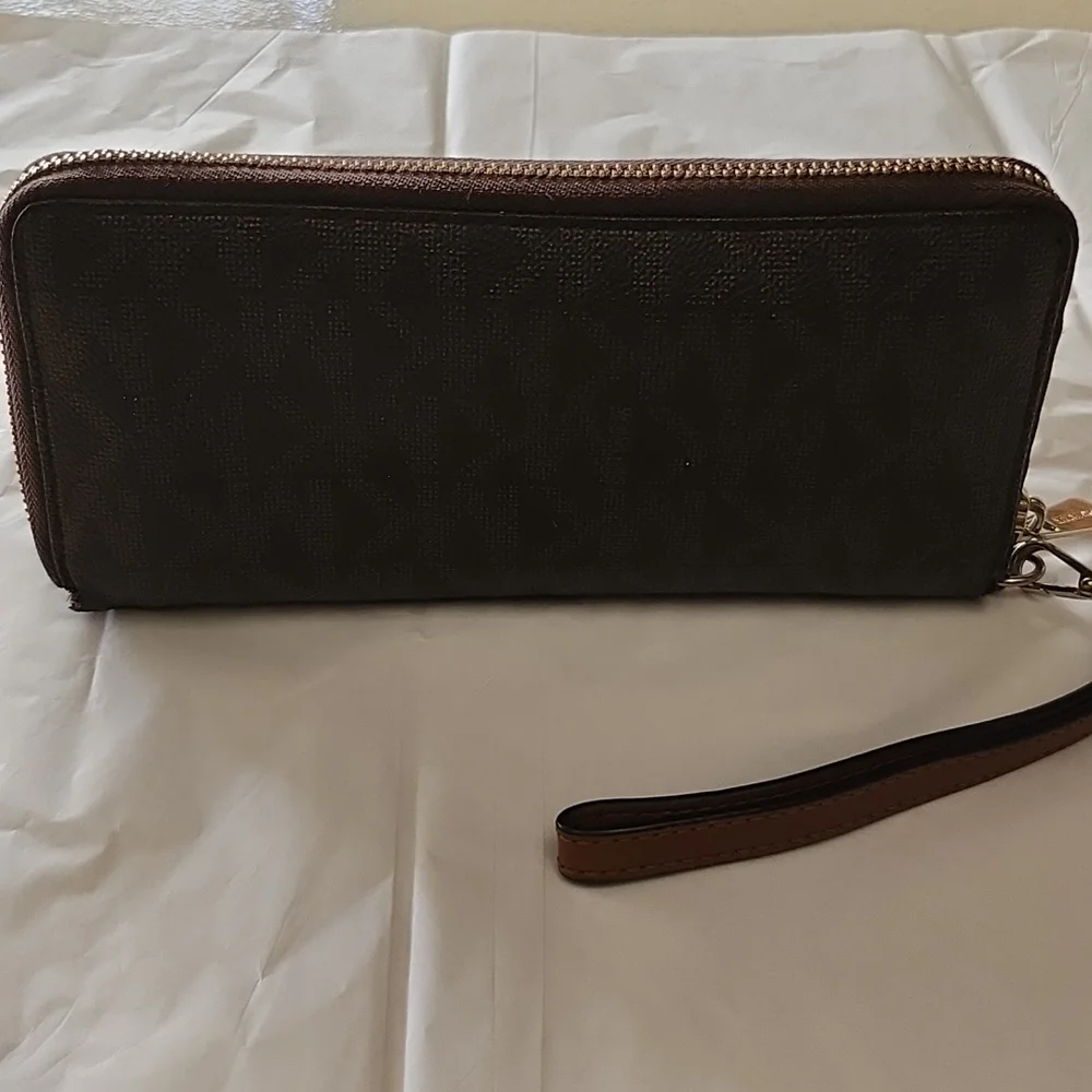 MICHAEL KORS EST.1981 WRISTLET WALLET